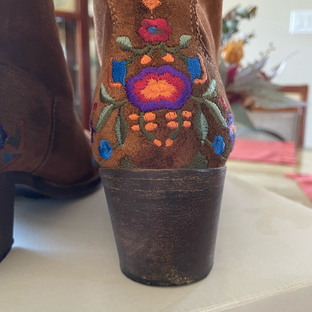 ALDO Suede Embroidered Ankle Boots EUC 10 M - Picture 4 of 15